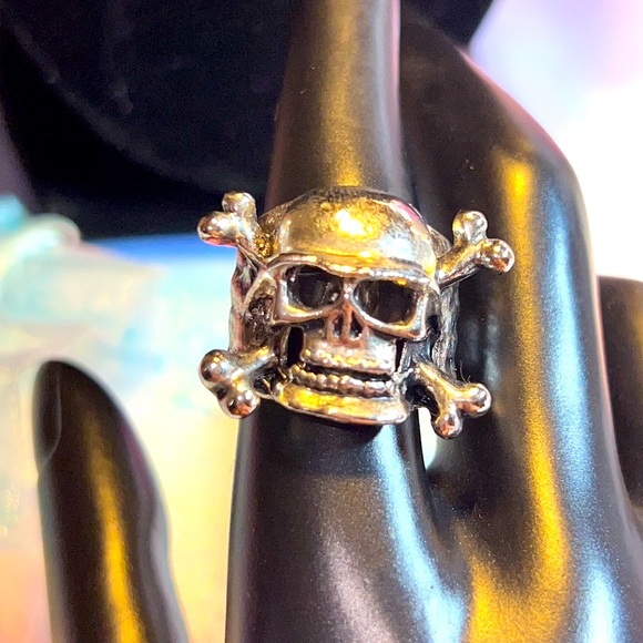 2 pairs adjustable Silver Tone SKULL rings - Picture 11 of 12